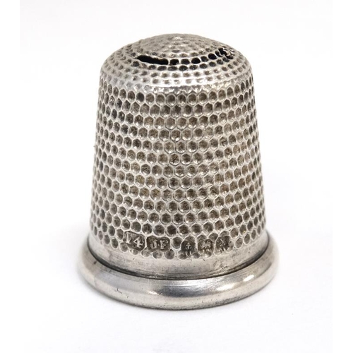 609 - A silver thimble hallmarked Birmingham 1922 maker James Fenton & Co. (6g)