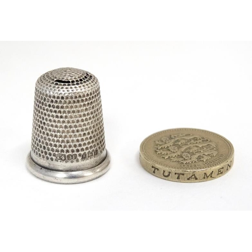 609 - A silver thimble hallmarked Birmingham 1922 maker James Fenton & Co. (6g)