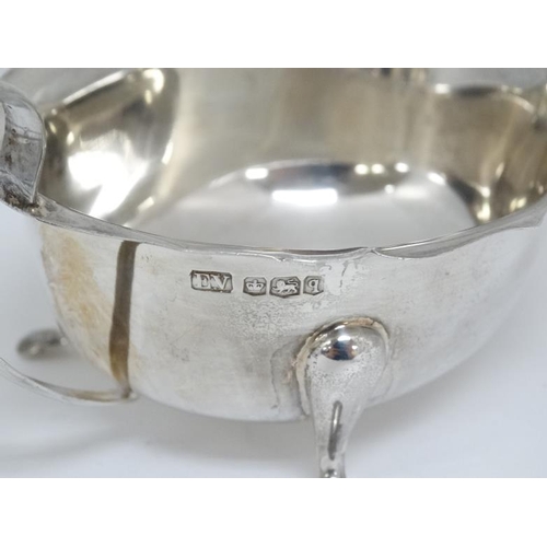 637 - A silver sauce boat hallmarked Sheffield 1933 maker Viners Ltd. 5 3/4'' long (108g)