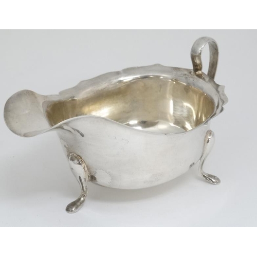 637 - A silver sauce boat hallmarked Sheffield 1933 maker Viners Ltd. 5 3/4'' long (108g)