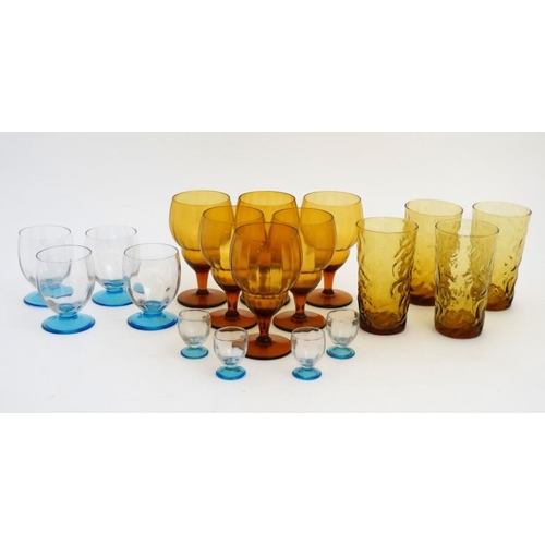 680 - Retro glassware : Assorted mid - late 20thC glasses to include 4 amber glass high ball glasses, 6 am... 