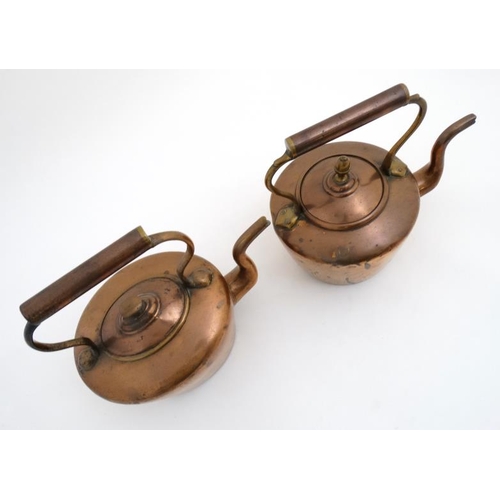 762 - 2 copper kettles, one with an acorn formed finial to lid. The tallest approx 12'' high