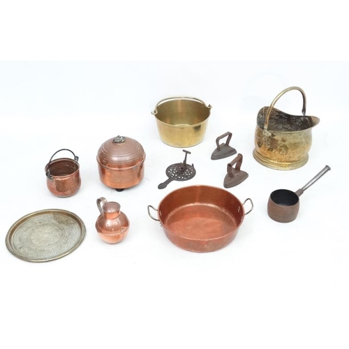 765 - Assorted metalware to include a Victorian 2-handled copper pan marked 'Kings Coll' together with ass... 