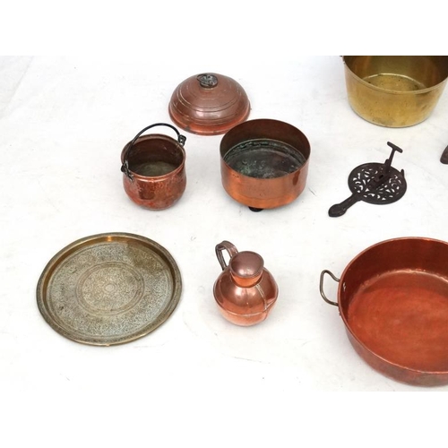 765 - Assorted metalware to include a Victorian 2-handled copper pan marked 'Kings Coll' together with ass... 