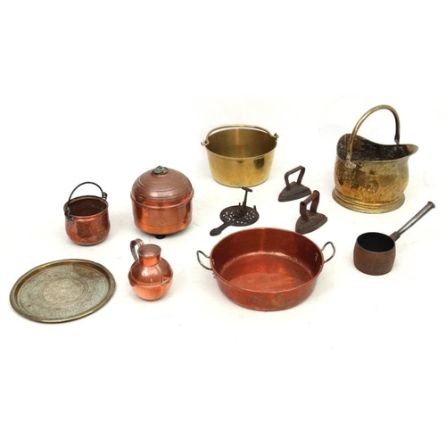 765 - Assorted metalware to include a Victorian 2-handled copper pan marked 'Kings Coll' together with ass... 