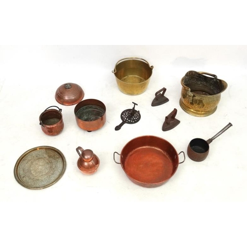 765 - Assorted metalware to include a Victorian 2-handled copper pan marked 'Kings Coll' together with ass... 