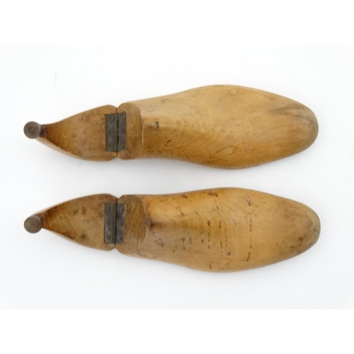 926 - A pair of brass and beech size 7 shoe lasts marked under 'Frank Morris'