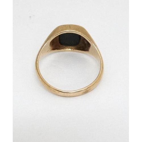 995 - A 9ct gold ring set with bloodstone