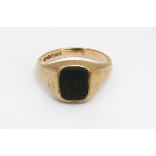 995 - A 9ct gold ring set with bloodstone