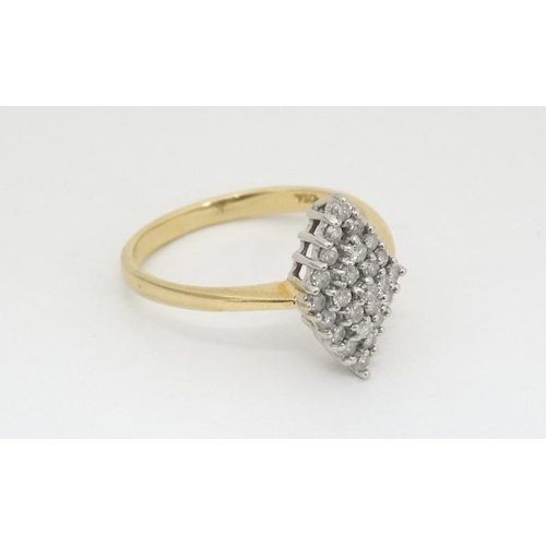 999 - An 18ct gold ring set with approx 25 diamonds