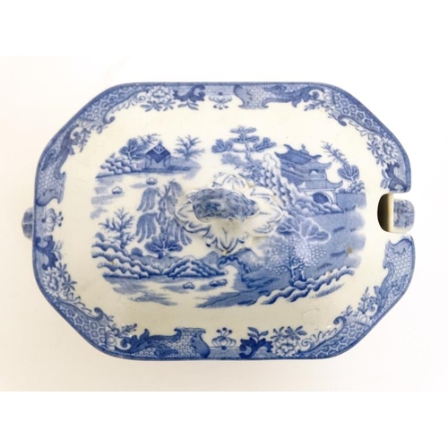 472 - A c1920s Masons Ironstone China blue and white '' Willow '' pattern soup tureen with cover, bears fa... 