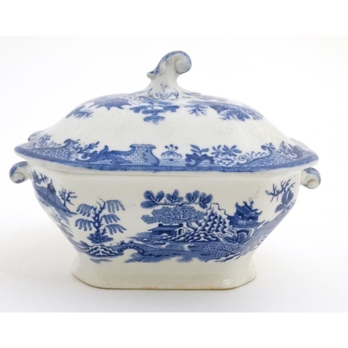 472 - A c1920s Masons Ironstone China blue and white '' Willow '' pattern soup tureen with cover, bears fa... 