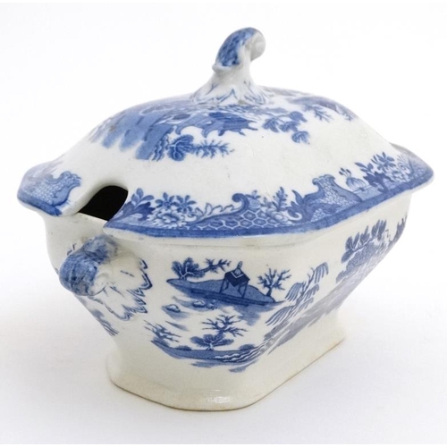 472 - A c1920s Masons Ironstone China blue and white '' Willow '' pattern soup tureen with cover, bears fa... 