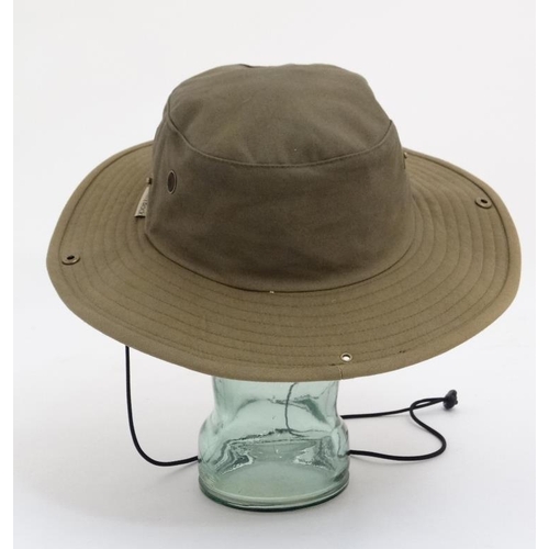 198 - White Rock Mens Outback style hat in green , size M.