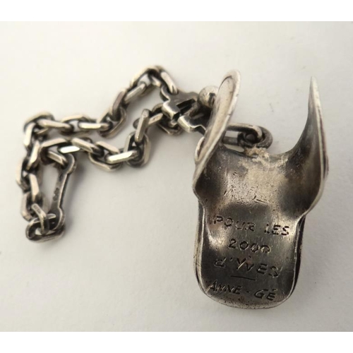 271 - A white metal chain and pendant fob / charm formed as a miniature saddle. Engraved Pour Les 2000 d'Y... 