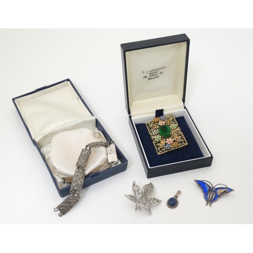 1001 - Assorted jewellery including a silver brooch hallmarked Chester 1912 maker Charles Horner Ltd. (5)