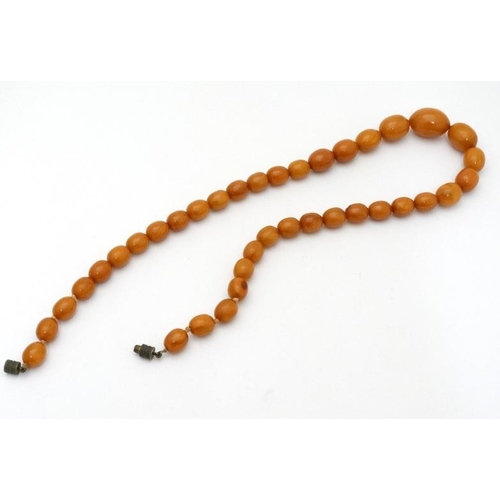 1002 - A vintage graduated bead necklace of Butterscotch coloured Bakelite style beads. Approx 20'' long