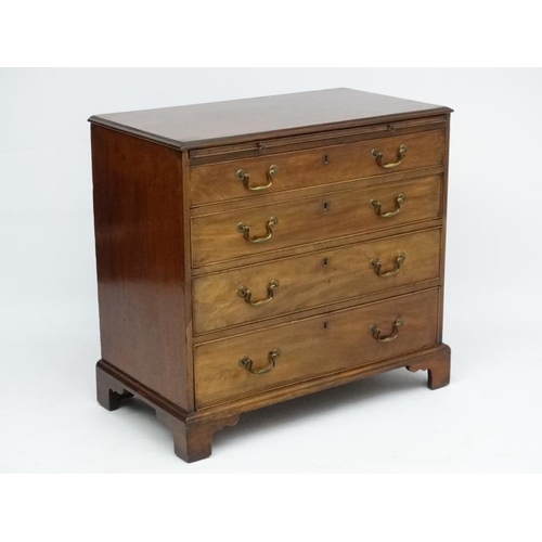 159 - An 18thC Georgian mahogany bachelors chest with brushing slide and four long graduated drawers. 33 1... 