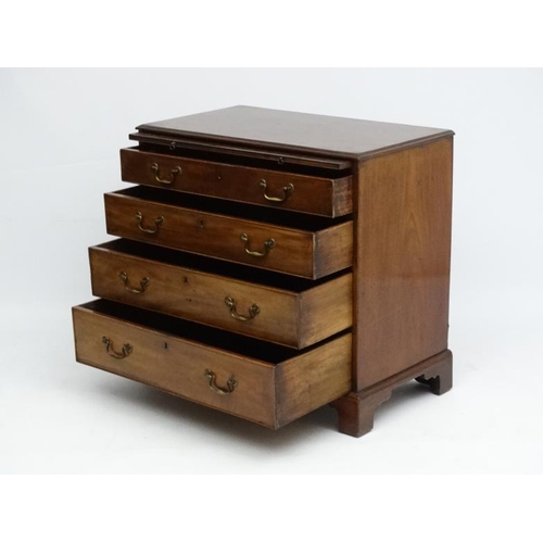 159 - An 18thC Georgian mahogany bachelors chest with brushing slide and four long graduated drawers. 33 1... 