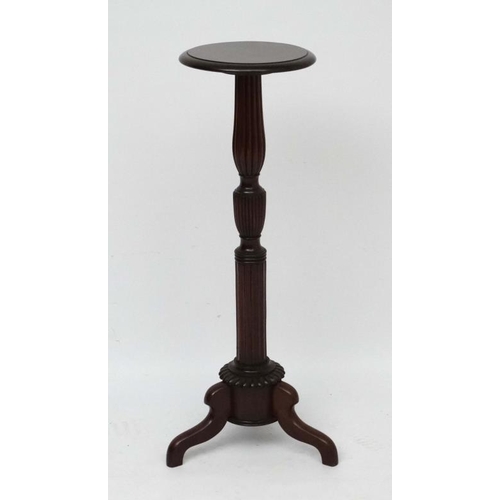 183 - An early - mid 20thC mahogany tripod torchiere 34 1/2'' high x 11'' diameter