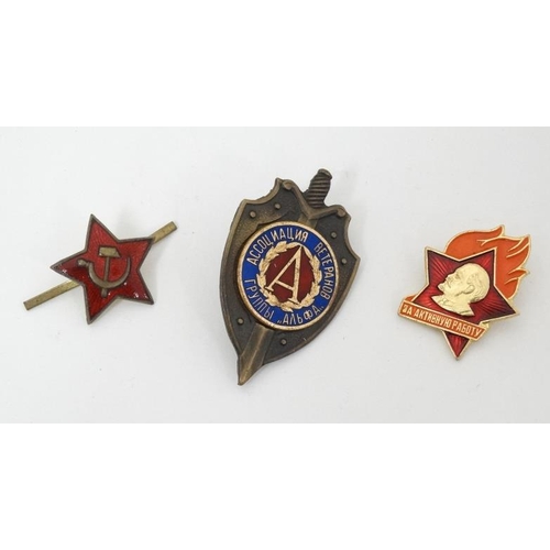 321 - Militaria : A collection of three Russian USSR badges , comprising a Pioneer badge , a Red Star lape... 