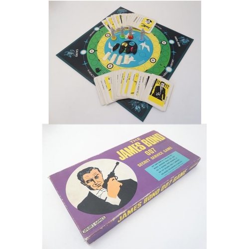 388 - Toy: A 1965 '' The James Bond 007 Secret Service Game '' by Spear's Games, in original box.