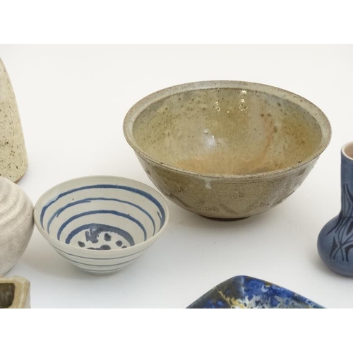 498 - A collection of 10 items of Studio pottery , comprising vases , bowls and dishes, to include example... 