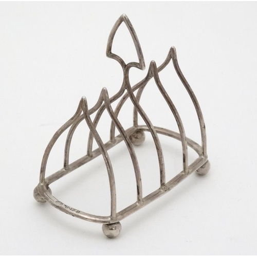 526 - A silver 5-bar toast rack hallmarked Birmingham 1907 maker Elkington & Co.  3 1/4'' x 4'' high   (68... 