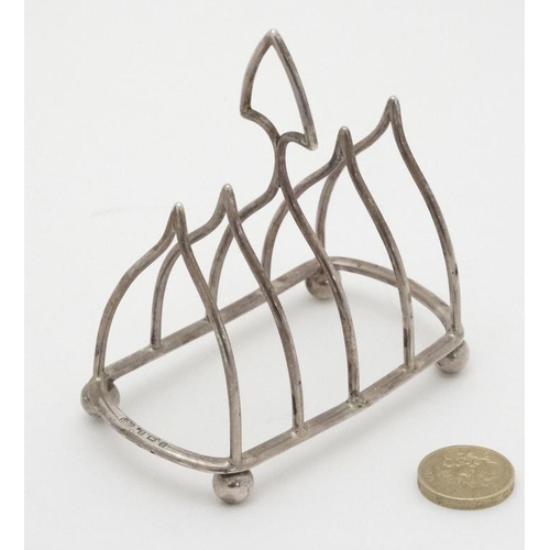 526 - A silver 5-bar toast rack hallmarked Birmingham 1907 maker Elkington & Co.  3 1/4'' x 4'' high   (68... 