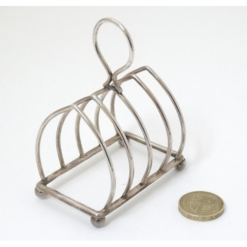 529 - A small silver toast rack hallmarked , London 1895 maker Henry Wilkinson & Co. (48g)