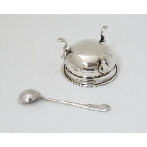 567 - A silver salt hallmarked Birmingham 1918 maker Harrison & Hipwood together with an associated silver... 