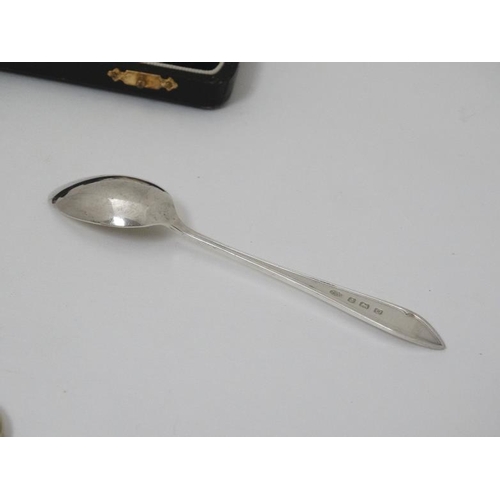 570 - A set of 6 silver teaspoons hallmarked Birmingham 1938 maker Arthur Price & Co. 4 1/4'' long  (68g)