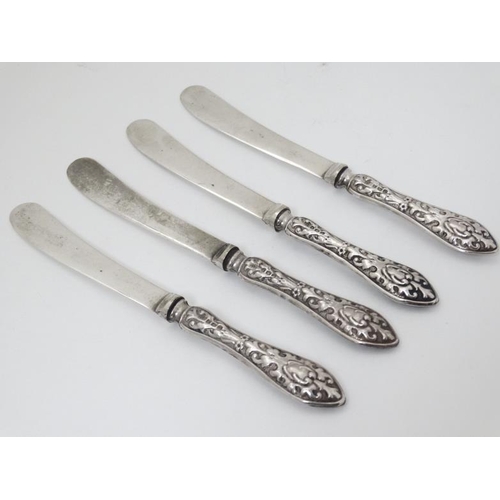 578 - A set of 4 silver handled butter knife hallmarked Birmingham 1911 maker W J Myatt & Co 6 1/4'' long