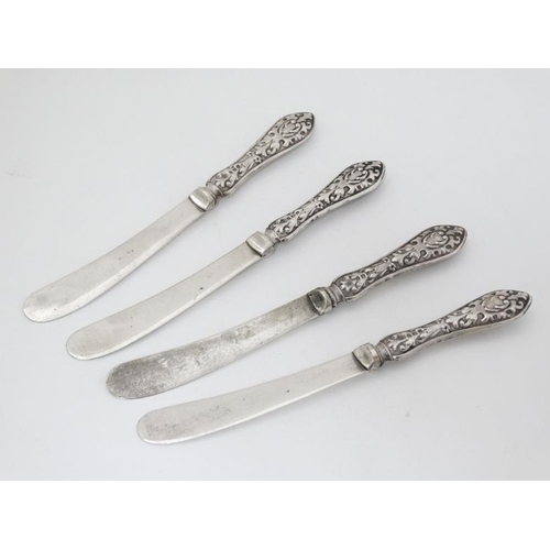 578 - A set of 4 silver handled butter knife hallmarked Birmingham 1911 maker W J Myatt & Co 6 1/4'' long