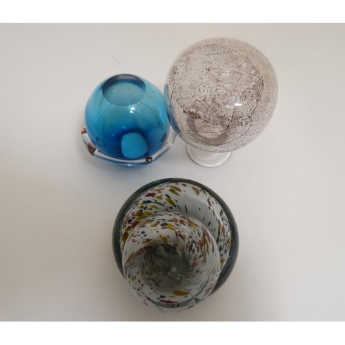 679 - Studio / Art glass : assorted small glass vases and a mushroom formed paperweight, to include exampl... 