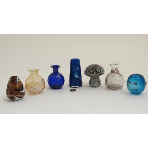 679 - Studio / Art glass : assorted small glass vases and a mushroom formed paperweight, to include exampl... 