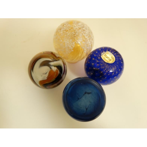 679 - Studio / Art glass : assorted small glass vases and a mushroom formed paperweight, to include exampl... 