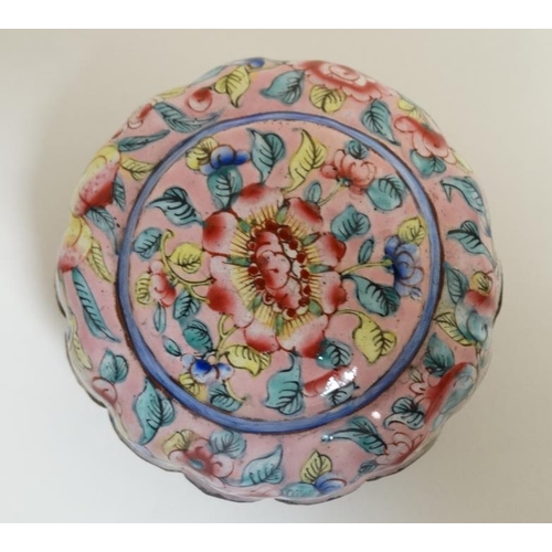 770 - Ann unusual Oriental melon shaped lidded box with enamel decoration depicting flowers, peaches on a ... 