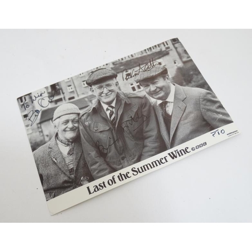 840 - Autograph : Last of the summer wine - A postcard signed by Bill Owen, Brian Wilde and Peter Sallis (... 