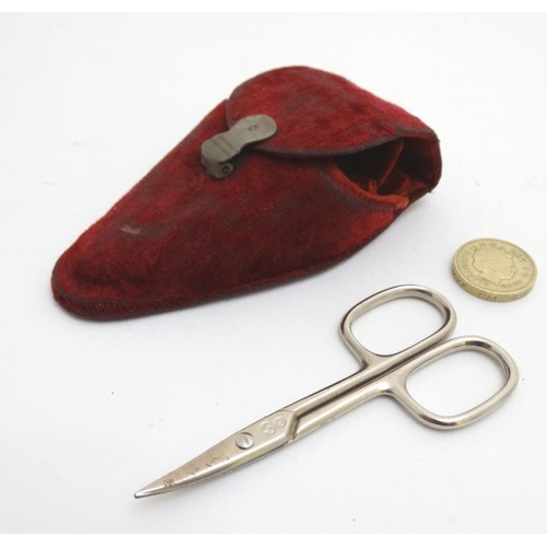 845 - Needlework / Sewing Interest : An early 20thC velvet covered etui / scissors keep with scissors pins... 