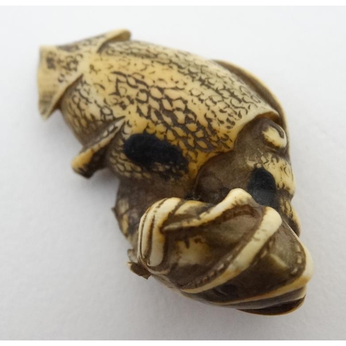 858 - Japanese Netsuke  - A c.1900 carving of a squid with a fish. Approx 1 1/2'' long