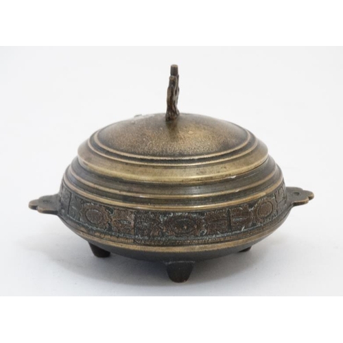 876 - A cast bronze four footed Chinese lidded sensor with banded decoration and 2 handles. the whole 4 3/... 