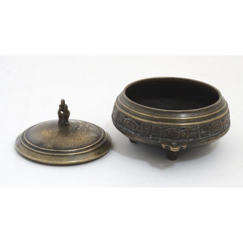 876 - A cast bronze four footed Chinese lidded sensor with banded decoration and 2 handles. the whole 4 3/... 