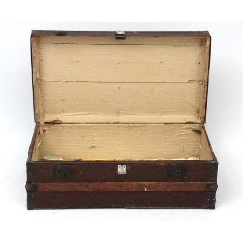 926 - A c.1900 canvas and wooden bound travelling trunk opening to reveal a fabric lined interior. 30 1/2'... 