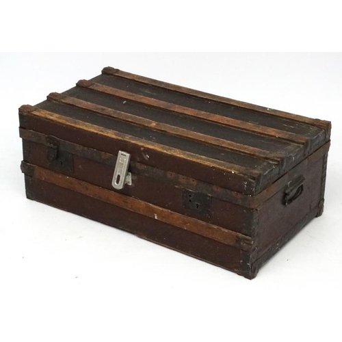 926 - A c.1900 canvas and wooden bound travelling trunk opening to reveal a fabric lined interior. 30 1/2'... 