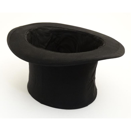 930 - Collapsible Top Hat / Opera Hat : a  Lincoln Bennett Top Hat (black silk , size 6 7/8 ) bears makers... 