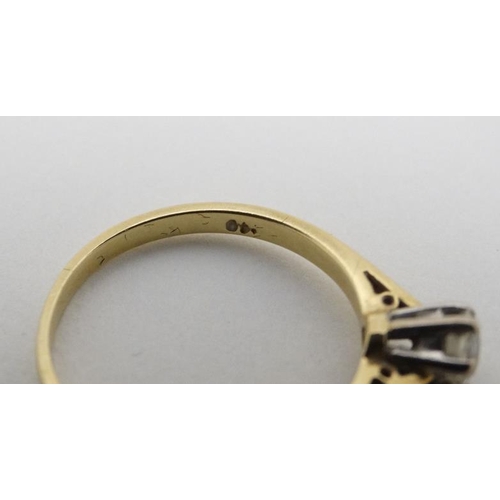 938 - An 18ct gold ring set with diamond solitaire