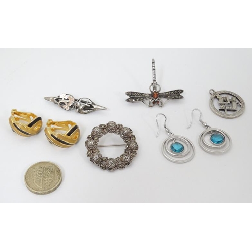 972 - Assorted jewellery to include a pair of silver drop earrings, silver brooch formed as a dragonfly, e... 