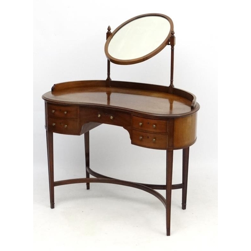 242 - An early - mid 20thC mahogany kidney shaped dressing table and mirror 39 1/2'' wide x 53 1/2'' high ... 