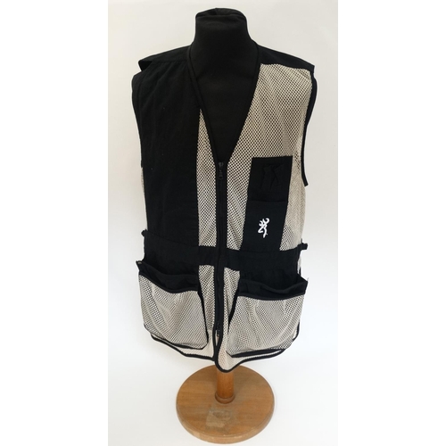 102 - A men's Browning trapper creek mesh shooting gilet / vest, size L